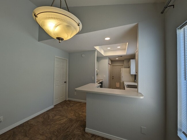 Building Photo - 2 Bedroom Condo in the Sonoma Village Comm...