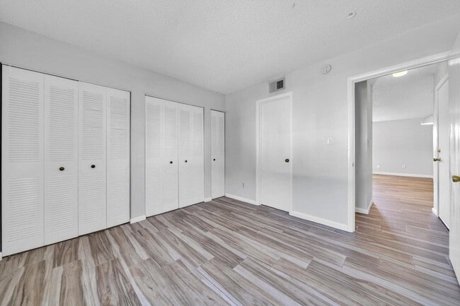 Building Photo - 308 Miracle Strip Pkwy SW