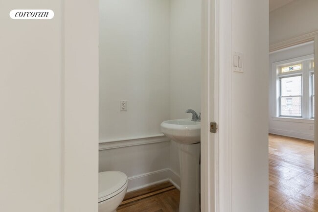 Building Photo - 152 E 53rd St