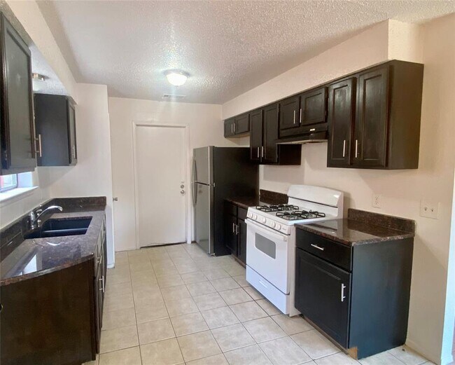 Building Photo - 1202 Meadgreen Dr
