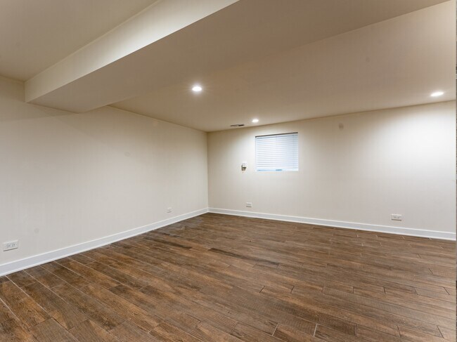 Building Photo - 5117 W Cullom Ave