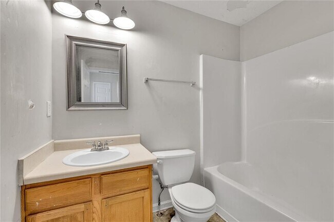 Building Photo - 6300 Hickory Ln Cir