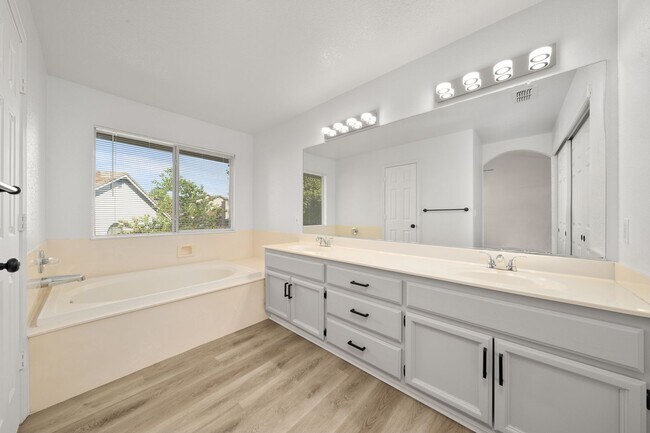 Building Photo - Charming 4 Bed 2.5 Bath Home in Roseville, CA