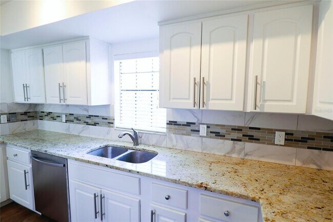 Building Photo - 2450 Heron Terrace