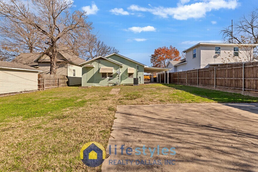 Building Photo - 907 NW Main St