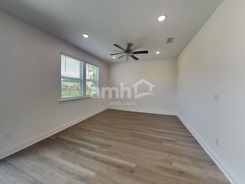 Building Photo - 1124 Livengood Wy