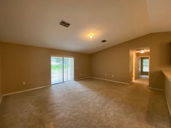 Building Photo - Desirable SW Ocala Neighborhood 3/2/2 **Wo...