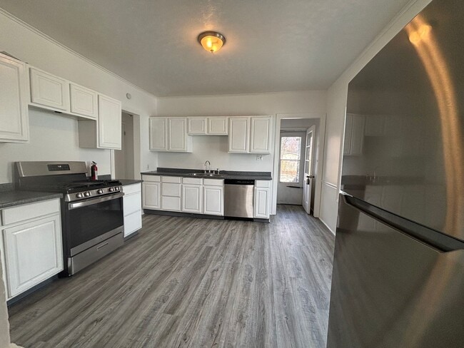 Building Photo - Newly Updated 3 Bedroom Single Family Home