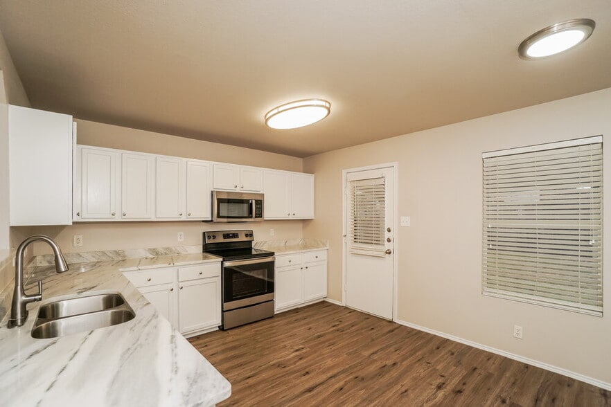 Building Photo - 120 Bay Willow