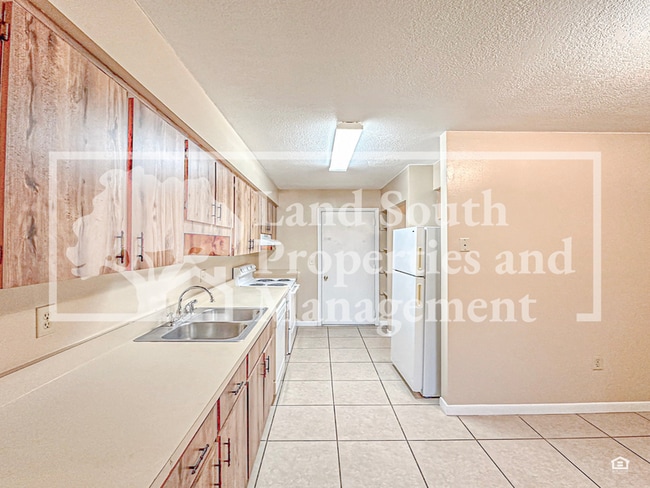 Building Photo - 2527 Crystal Lake Acres Dr