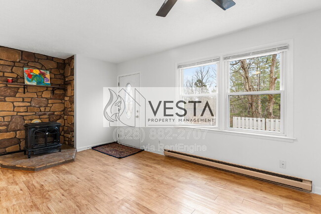 Building Photo - 220 Meredith Lp