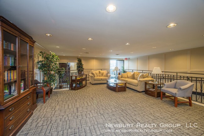 Building Photo - Stunning Two-Bedroom Apartment