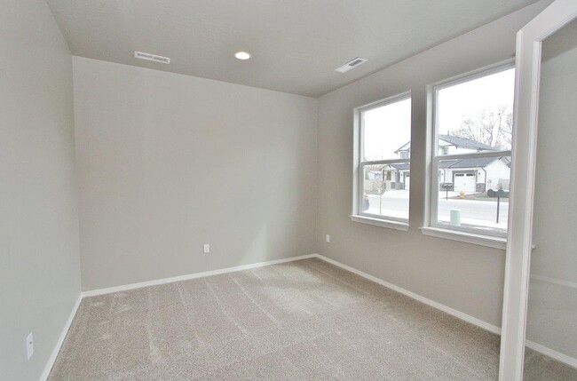 Building Photo - Spacious Home in Quiet Neighborhood