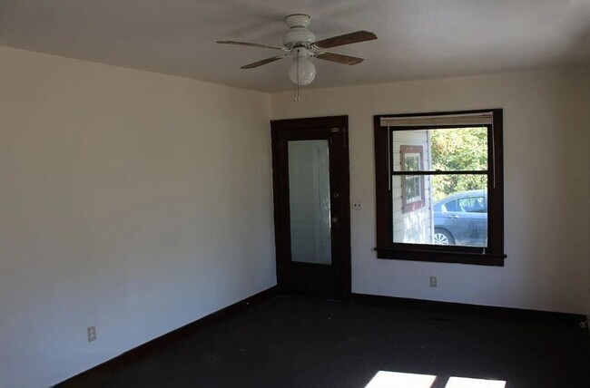 Building Photo - 6 bedroom, 2 Bath Home Available in August!