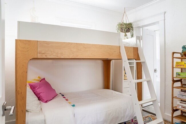 Building Photo - Charming 2BR Spanish Bungalow in Long Beach