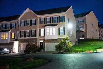 Building Photo - 4 Bedroom 3.5 Bathroom Townhome available in Suncrest Village- 06/4/2026