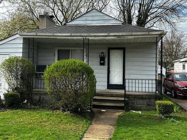 Primary Photo - Great Home in Groose pointe $300 OFF MOVE ...