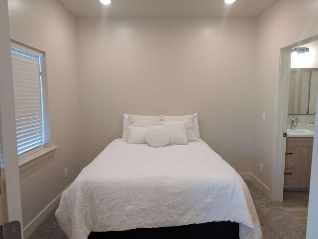 Building Photo - Quality 3 Bedroom 2 Bath