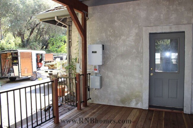 Building Photo - 677 Hoppe Ln