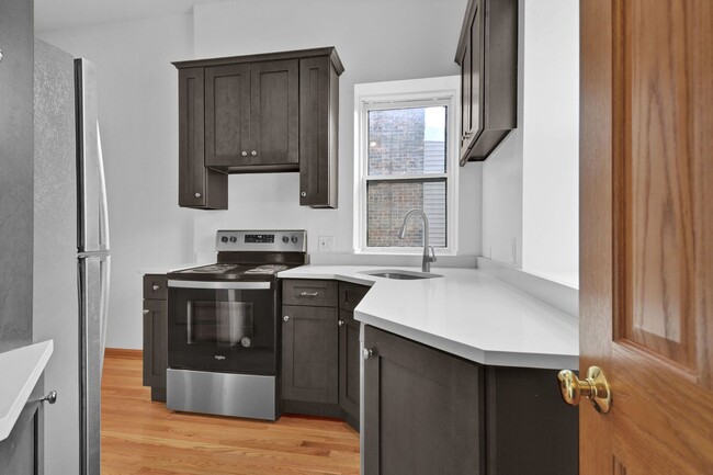 Building Photo - 611 W Briar Pl