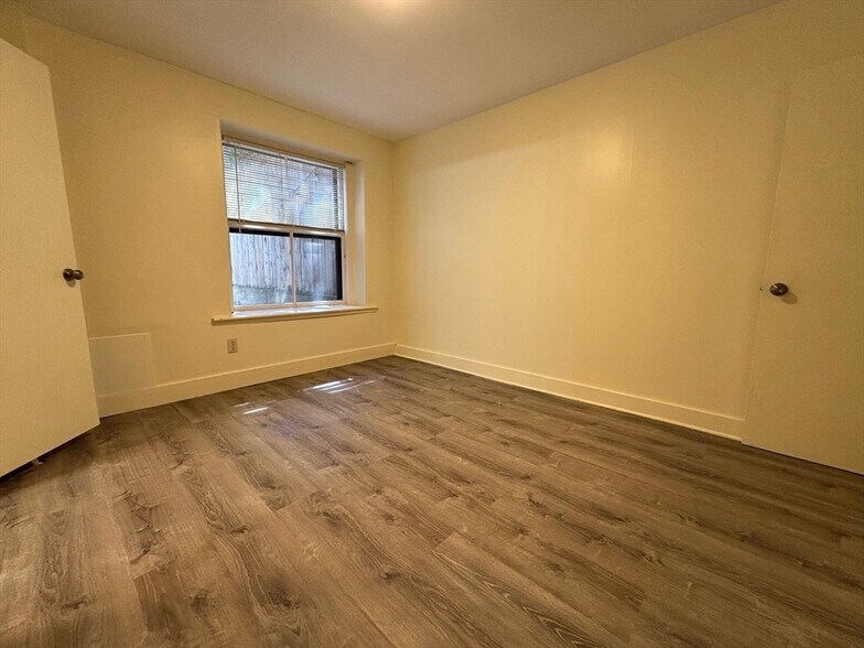 Building Photo - 68 Myrtle St