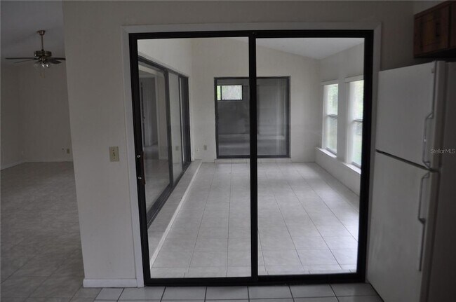 Building Photo - 127 Persimmon Dr