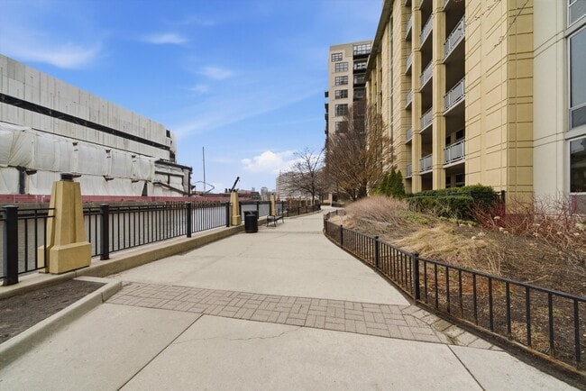 Building Photo - 720 N Larrabee St