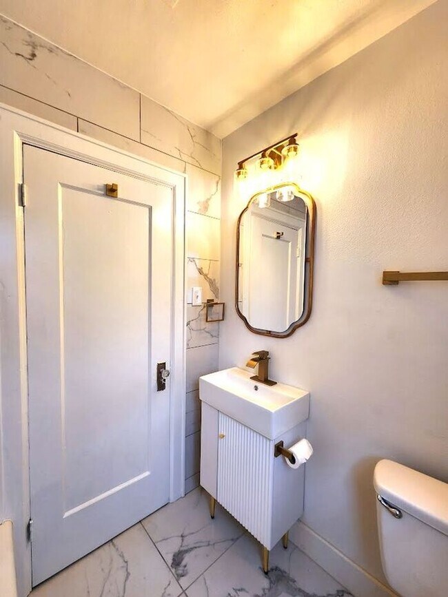 Building Photo - Remodeled 1 BED 1 BATH DUPLEX MIILER'S BLVD HISTORIC DISTRICT