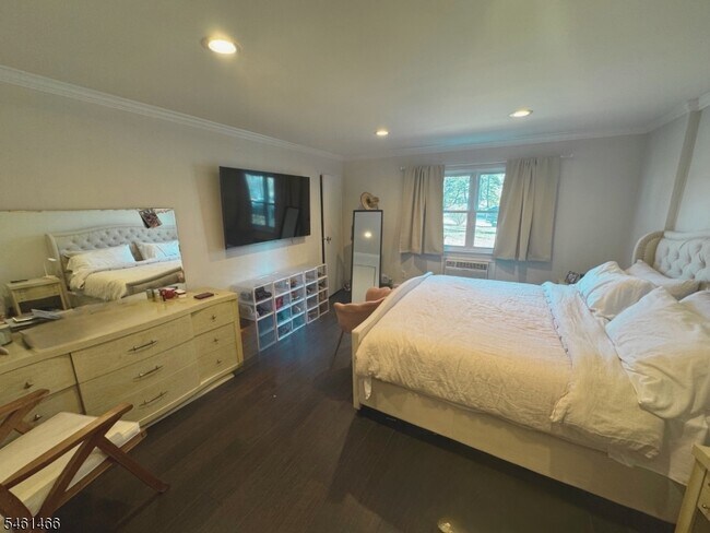Building Photo - 806 Eves Dr
