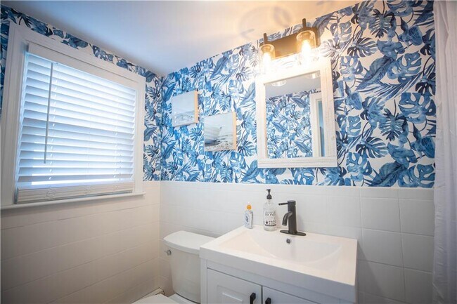 Building Photo - 19-21 Crest St