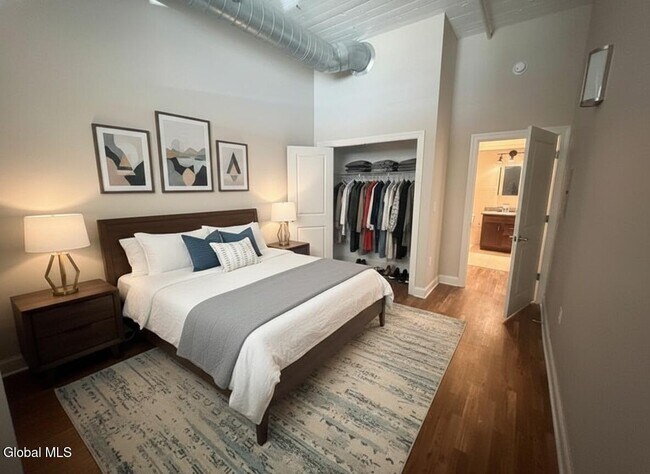 Building Photo - 733 Broadway