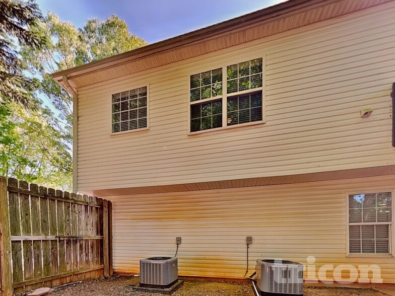 Building Photo - 205 Highgrove Dr