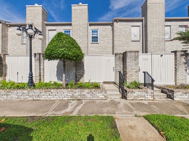 Building Photo - 4001 Tanglewilde St