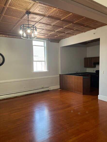 Building Photo - 9 W Main St