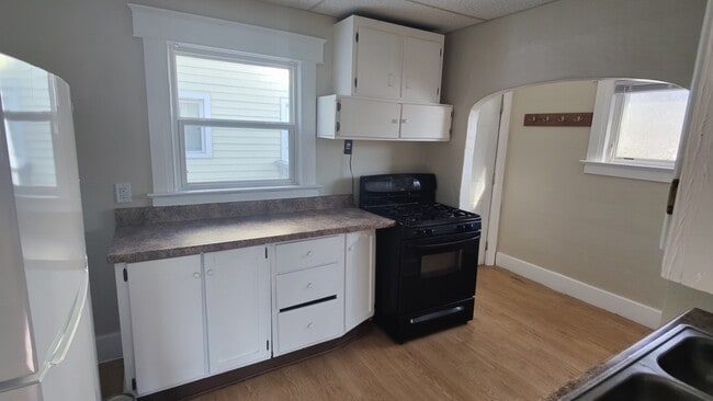 Building Photo - 329 S Clemens Ave