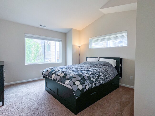 Building Photo - Great 3 Bedroom 2.5 Bathroom Townhouse End Unit!  2 Car Garage  + Washer & Dryer! Near Nike, Inte...