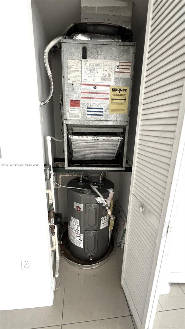 Building Photo - 909 SW 15th Ave