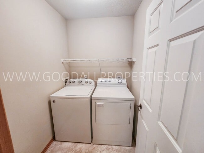 Building Photo - 2 Bedroom 2.5 Bath Townhome In West Des Mo...