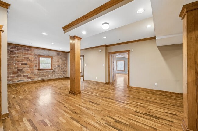 Building Photo - 215 W Norma St