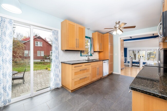 Building Photo - 30 Lakeview Dr