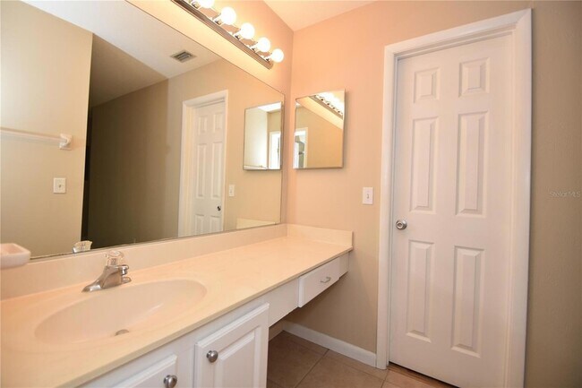 Building Photo - 6 Broadmore Cir