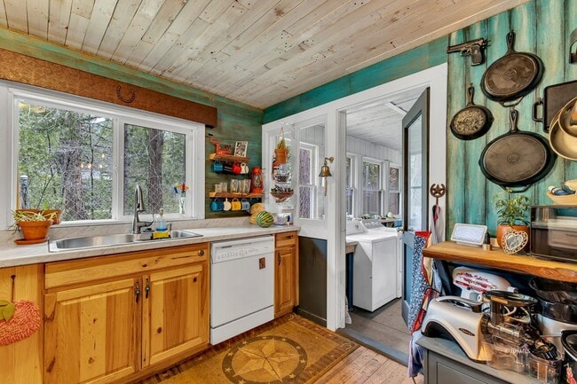 Building Photo - 3 bd 2 ba country cabin close to town