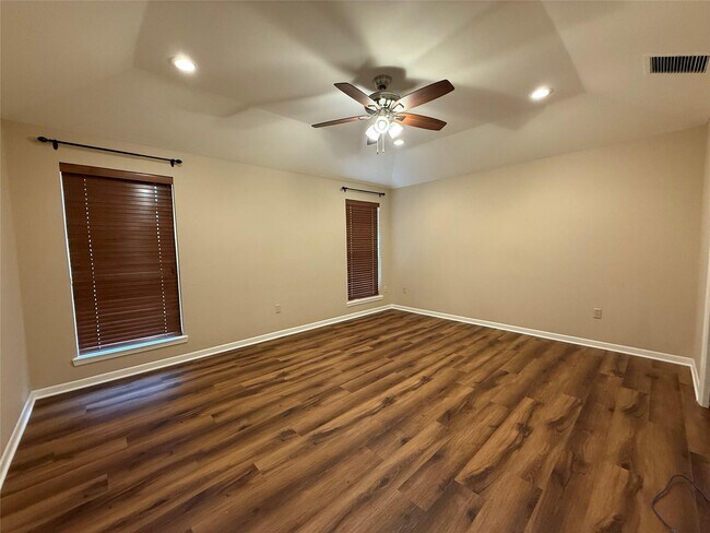 Building Photo - 4850 Jennifer Ln