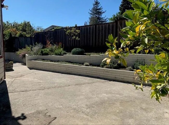 Building Photo - Beautiful 4 Bedroom Home in Santa Cruz