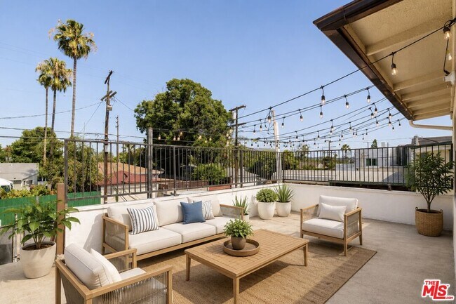 Building Photo - 5514 1/2 Cahuenga Blvd