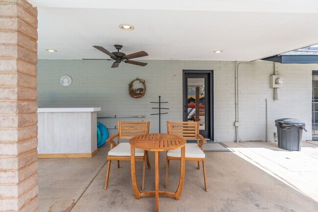 Building Photo - 9 E Del Rio Dr