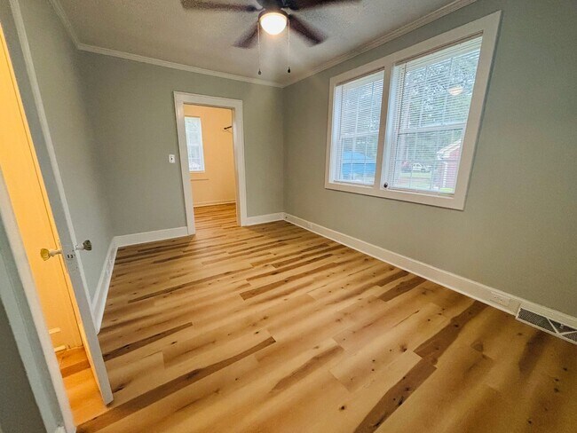 Building Photo - AVAILABLE NOW- Renovated in Rosewood!