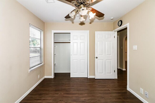 Building Photo - 6910 Cole Creek Dr
