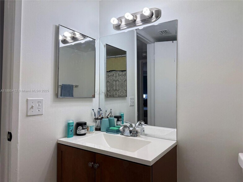 Building Photo - 9725 Fontainebleau Blvd