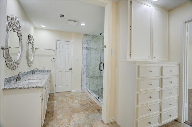 Building Photo - 15 Bendwood Dr